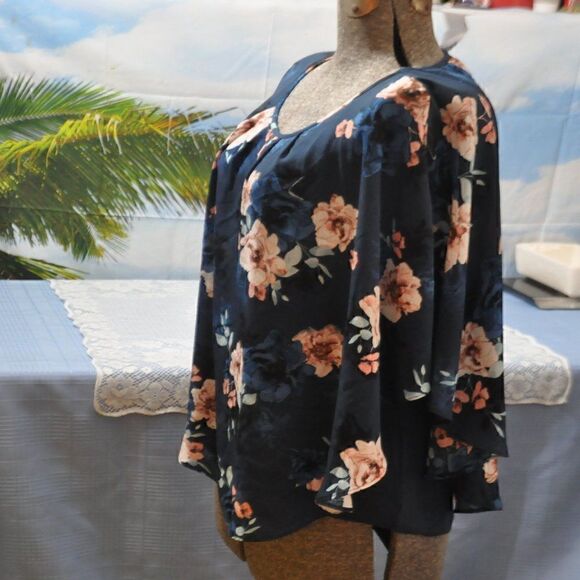 2/$10 Elle Tank with Handkerchief Floral Top Overlay Medium BUNDLE ONLY - Picture 2 of 4